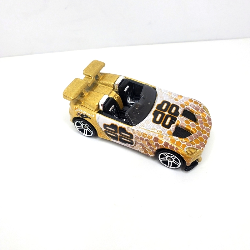 Mattel Hot Wheels 2001 Tantrum Gold White Black Diecast‎ Car 1:64